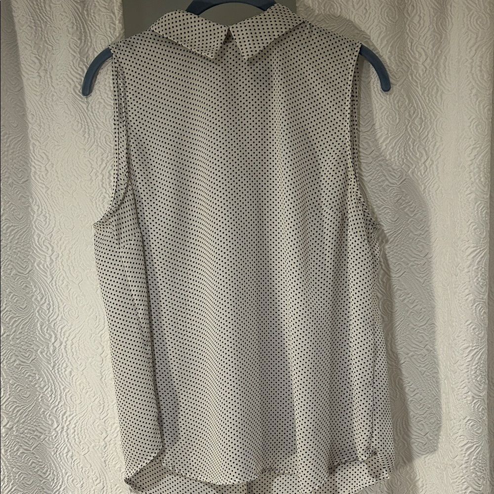 Who What Wear Sleeveless Polka Dot Collared Blouse